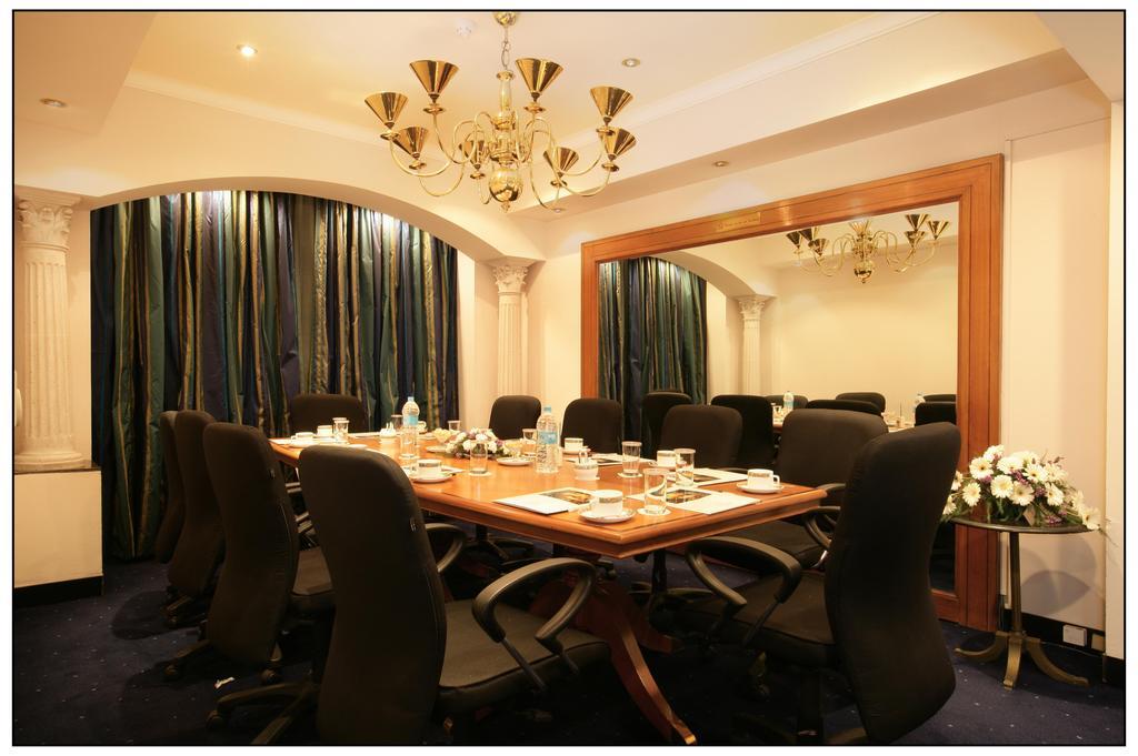 Sun-N-Sand Pune Exterior foto